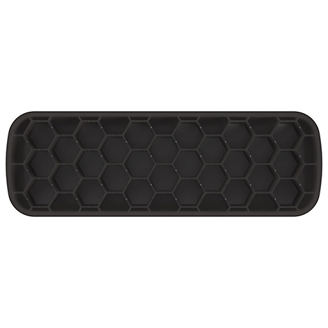 Gros plan d'une personne travaillant sur un clavier blanc sur un bureau. Sur le bureau se trouvent une souris et un repose-poignet.