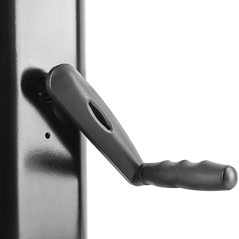 Un présentoir noir avec un grand écran affiche des graphiques dans une salle de réunion. Des chaises orange sont à la table.