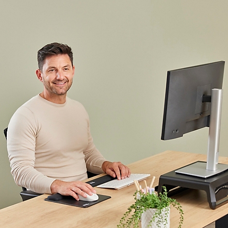 Hellbraunes ergonomisches Schreibtisch-Set, bestehend aus Mauspad, Handballenauflage, Tastaturauflage.