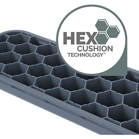 Detailaufnahme einer grauen Eiswürfelform mit Wabenmuster. Oben rechts ist ein Kreis mit 'HEX CUSHION TECHNOLOGY' Schriftzug.