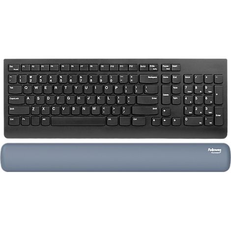 Schwarze Computertastatur mit Handgelenkauflage. Auf den Tasten sind Buchstaben und Zahlen in weißer Schrift zu sehen.