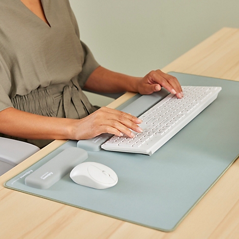 Eiswürfelform aus grauem Silikon mit sechseckigen Vertiefungen.