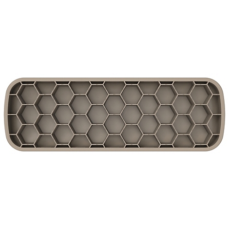 Nahaufnahme einer Person, die an einem Schreibtisch arbeitet. Helle Tastatur, Maus mit Handauflage. Person trägt Ring.