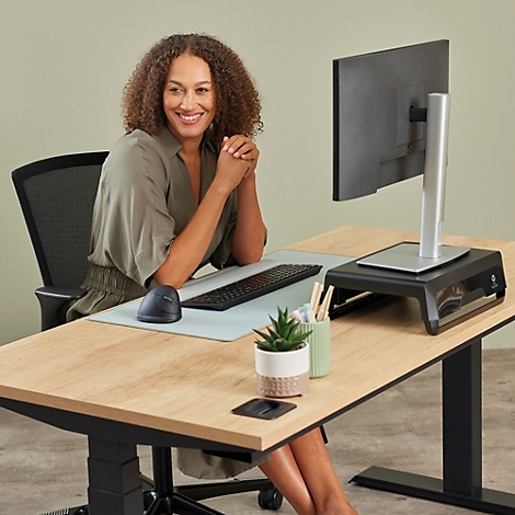 Ergonomische, graue Vertikalmaus. Sie hat eine vertikale Form, die für eine bessere Handhaltung und weniger Belastung sorgt. Mit Scrollrad und USB-C-Anschluss.