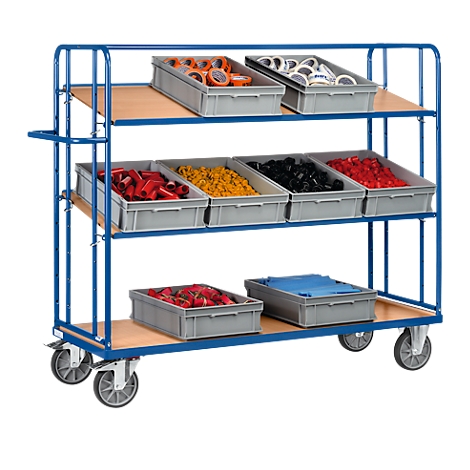 Blauwe werkplaatskar met drie planken, uitgerust met grijze plastic dozen gevuld met kleurrijke kleine onderdelen. Op wielen.