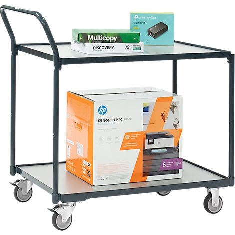 Grijze serveerwagen met twee niveaus, geladen met printerbenodigdheden, papier en een printerpakket.