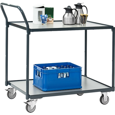 Een grijze serveerwagen met drankjes, koffiepotten en een kratje met drank. Hij staat op wielen.