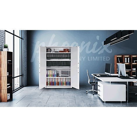 Weißer Metallschrank mit offenen Türen und Aktenordnern in einem modernen Büro.