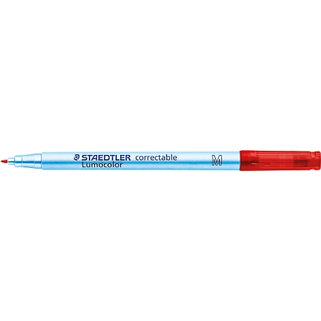 Gros plan sur un surligneur rouge Staedtler. Les mots Lumocolor correctable sont imprimés sur le stylo.