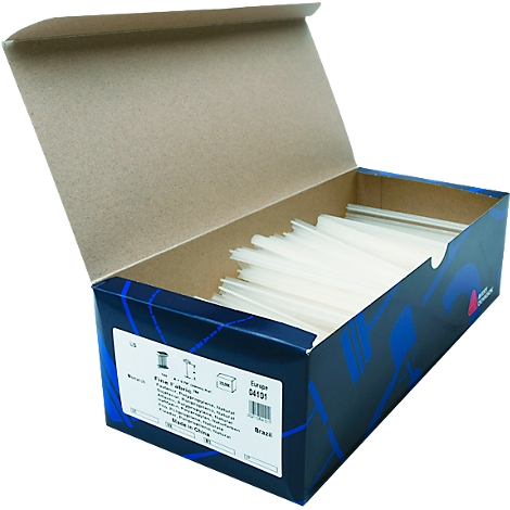 Une boîte en carton ouverte avec de nombreux bâtonnets en plastique transparents. La boîte a des éléments bleus et blancs.