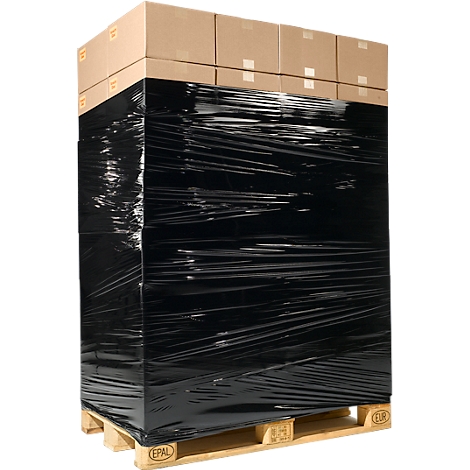 Una pila de cajas envueltas en papel de aluminio negro sobre una paleta. En la parte superior se ven cajas de cartón.