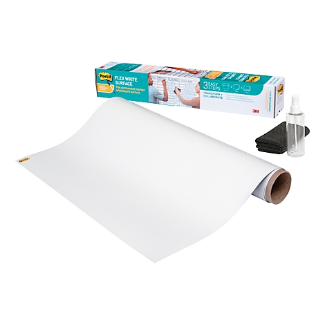 Un rouleau de tableau blanc flexible blanc, à côté d'une boîte avec des instructions et des produits de nettoyage.
