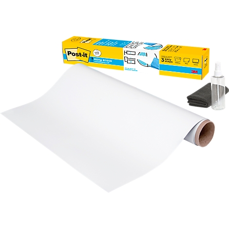 Un tableau blanc enroulé, avec emballage et accessoires comme un spray nettoyant et un chiffon en microfibre.