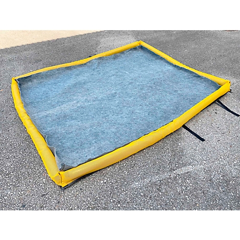 Rechteckige gelbe Auffangwanne mit blauem Innenraum, auf grauem Asphalt. Schwarze Halteriemen.