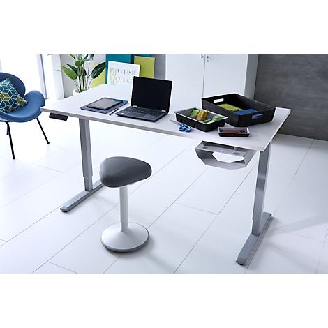Ein moderner, weißer, höhenverstellbarer Schreibtisch mit Laptop und Zubehör in einem hellen Büro.