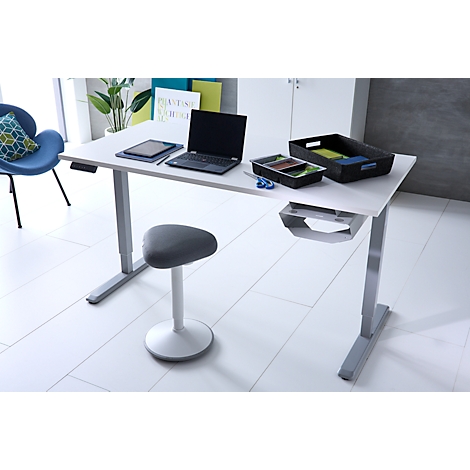 Ein moderner, höhenverstellbarer Schreibtisch mit einem Bürostuhl und Schreibtischzubehör in einem hellen Büro.