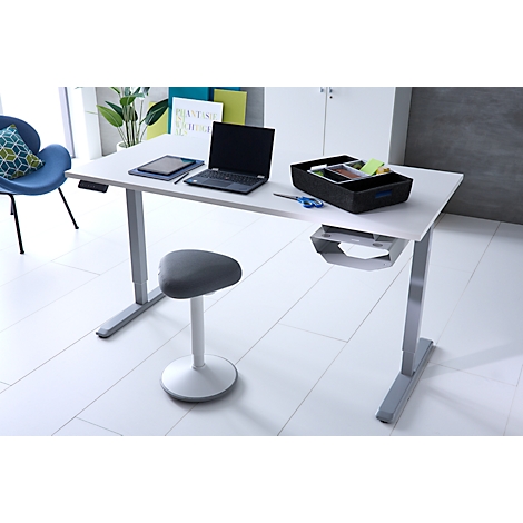 Ein moderner, höhenverstellbarer Schreibtisch mit einem Laptop, Tablet und Organizer. Ein ergonomischer Hocker steht davor.
