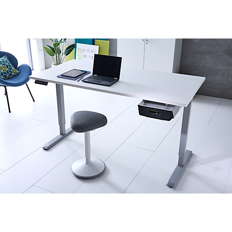 Ein moderner, weißer höhenverstellbarer Schreibtisch mit Laptop, Tablet und einem grauen ergonomischen Hocker.