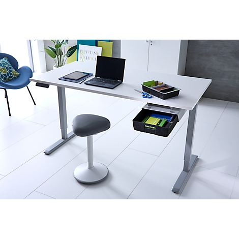 Höhenverstellbarer weißer Schreibtisch mit Laptop, Tablet und Hockstuhl in modernem Büro.
