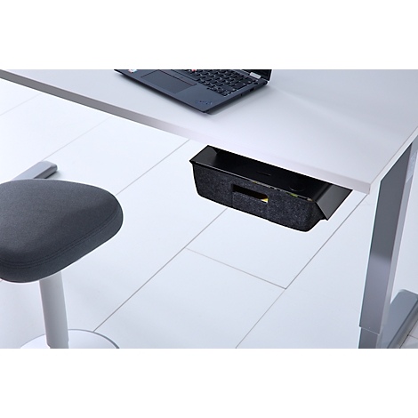 Eine unter einem weißen Schreibtisch montierte, graue Filzschublade mit einem Laptop auf dem Tisch.