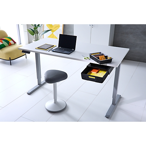 Ein höhenverstellbarer Schreibtisch mit Laptop und Zubehör in einem modernen Büro.