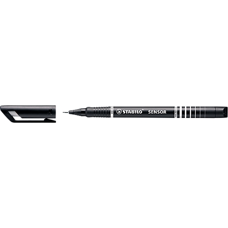 Gros plan sur un stylo Stabilo Sensor noir. Le stylo affiche le nom de la marque et présente des détails côtelés.