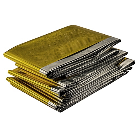 Meerdere opgevouwen, goud-zilveren reddingsdekens opgestapeld tegen een witte achtergrond.