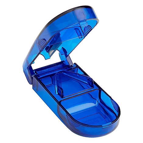 Ein geöffneter blauer Pillenschneider aus transparentem Kunststoff vor weißem Hintergrund.