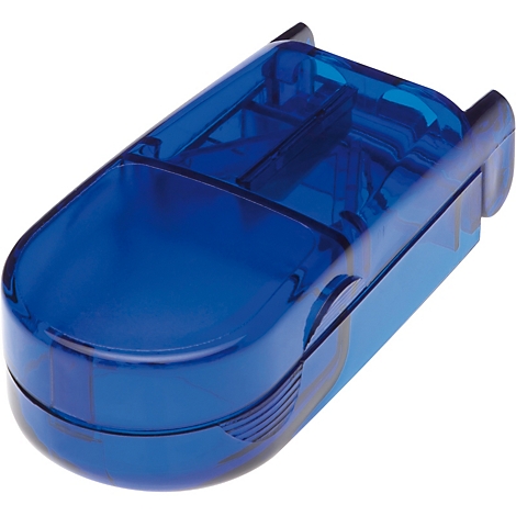 Blauer, transparenter Pillenteiler aus Kunststoff vor weißem Hintergrund.