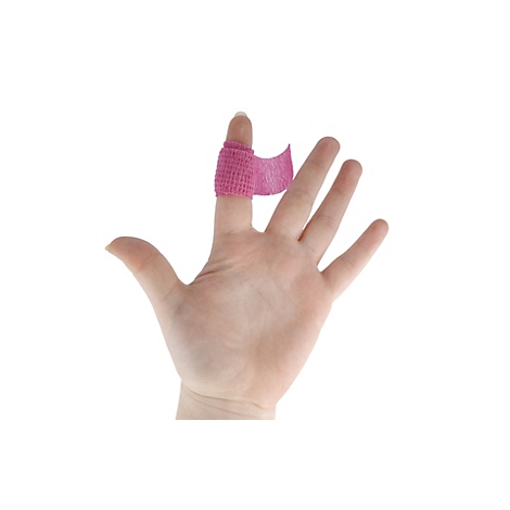 Hand met een roze, zelfklevend vingerverband om de middelvinger.