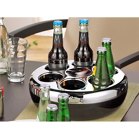 Zwei Getränkehalter, gefüllt mit Flaschen und Gläsern. Edelstahl-Design mit schwarzen und weißen Akzenten. Grüne Pflanzen im Hintergrund.