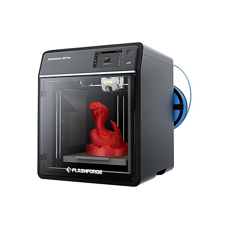 Flashforge Adventurer 5M Pro 3D-Drucker mit einer roten Schlangenskulptur im Innenraum.