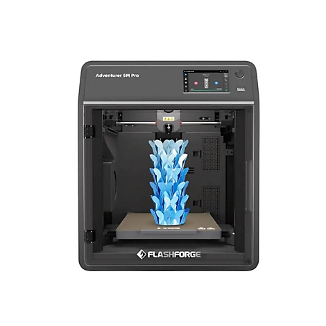 Flashforge Adventurer 5M Pro 3D-Drucker mit einem gedruckten blauen Schmetterlingsobjekt auf der Druckplattform.