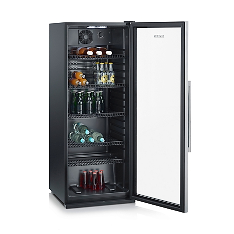 Zwart gelakte drankkoelkast met open glazen deur. Gevuld met drankjes als bier, sap, water en wijn.