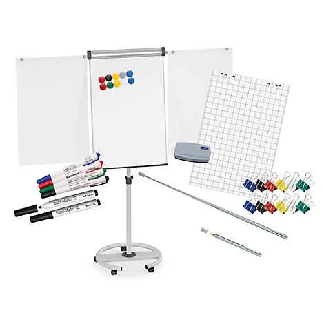Een whiteboardset: flip-over, pennen, papier, gum, magneten en clips. Op een lichte achtergrond.