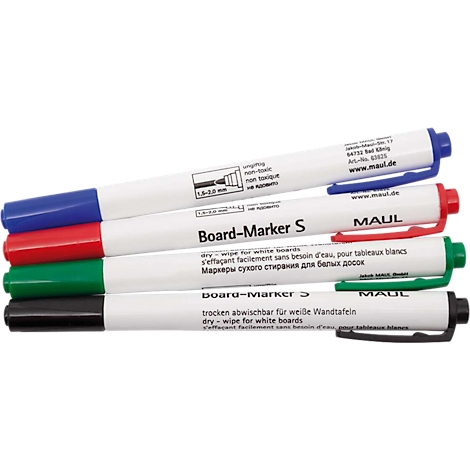 Close-up van vier witte whiteboard markers met gekleurde doppen (blauw, rood, groen, zwart). De pennen liggen naast elkaar, deels overlappend.