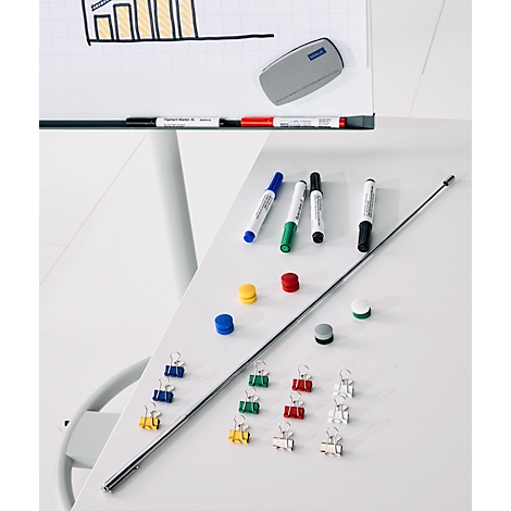 Whiteboard met stiften, magneten en paperclips. De achtergrond is wit.