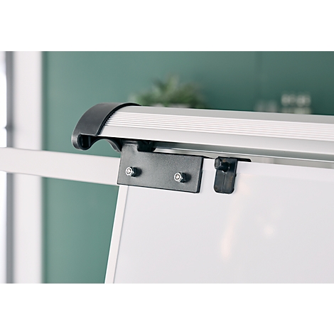 Close-up van een wit flip-overbord met een zwarte klem.