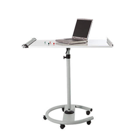 Ordinateur portable gris sur une table d'appoint réglable en hauteur avec roulettes. Il y a des épingles sur le plateau de la table.