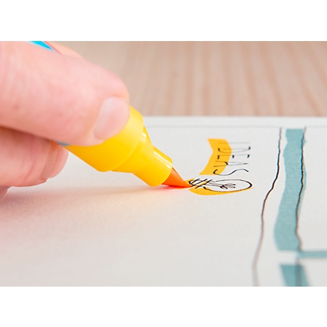 Eine Hand hält einen gelben Textmarker und markiert das Wort "IDEAS" auf Papier. Eine Glühbirne ist darunter gezeichnet.