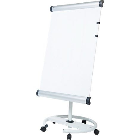 Wit whiteboard op wielen, gekanteld. Zilveren frame, zwarte wielen en hoekverbindingen.