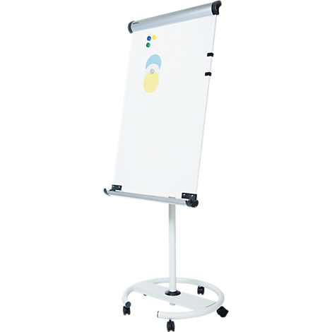 Wit flip-overbord op wielen; zilver aan de bovenkant. Gekleurde cirkels staan op het papier. Zwarte houders en wielen.