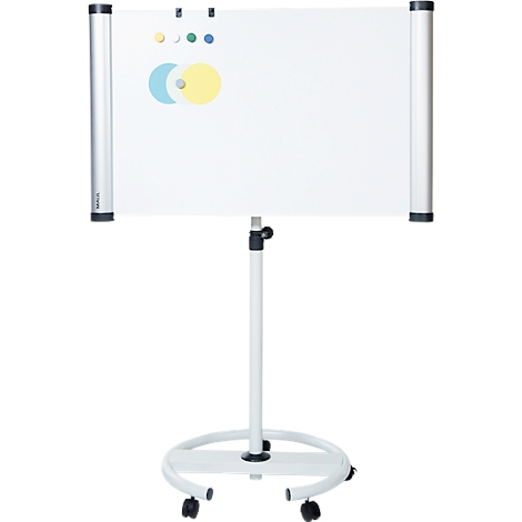Whiteboard op wielen met gekleurde markeringen. Het bord is bevestigd aan een standaard.