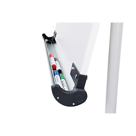 Close-up van een whiteboard met penhouder gevuld met pennen in verschillende kleuren.