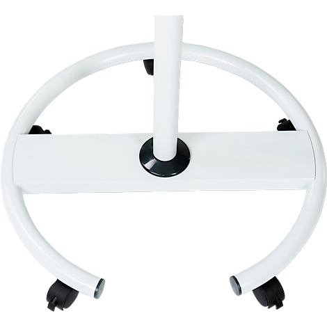 Close-up van de witte basis van een staande lamp die op wieltjes staat. De ronde basis wordt ondersteund door een verticale buis.