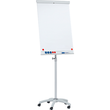 Un paperboard blanc sur un pied gris à roulettes. Il y a des marqueurs de couleur sur le pied.