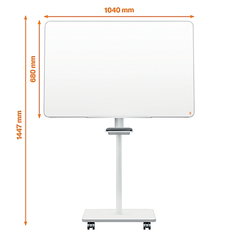 Tableau blanc rectangulaire sur un support roulant blanc. Dimensions : 1040 x 680 x 1447 mm.