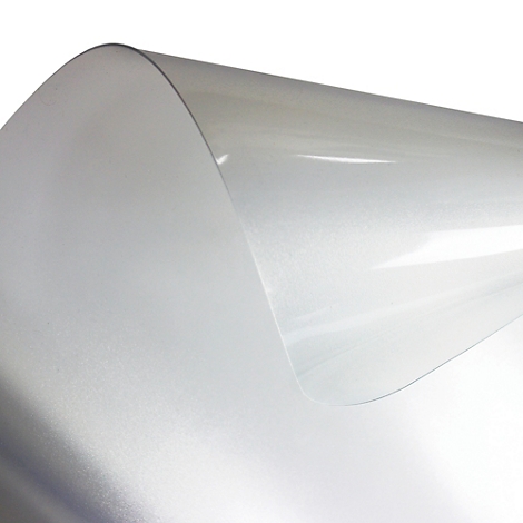 Close-up van een licht gebogen, transparante plastic film met heldere en diffuse lichtreflecties.