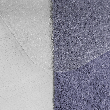 Close-up van grijs tapijt met beschermfolie erop, met textuur en details.