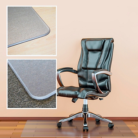 Bureaustoel op een transparante vloerbeschermer. Twee detailweergaven, een op hout, de andere op tapijt. Houten vloer, beige muur.